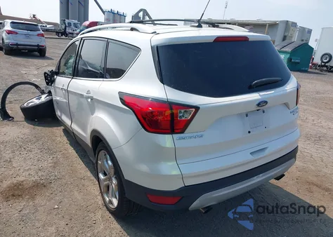 2019 Ford Escape Titanium z USA, uszkodzony, nr VIN 1FMCU9J98KUB43238